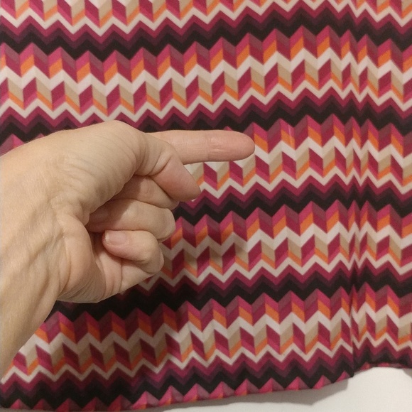 Multi colored patterned top👕 - Picture 8 of 8